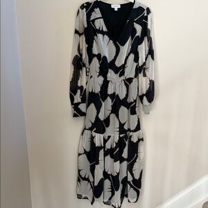 Evereve Sheer V Neck Floral Midi Dress Navy and Cream | XS